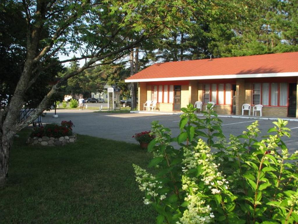 Red Top Motor Inn Iron Bridge Esterno foto